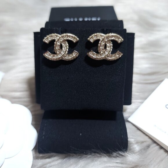 Gorgeous Authentic 2021 CHANEL Classic Stud Earrings - Picture 6 of 12
